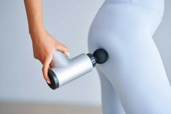 usage d'un pistolet musculaire sur le muscle fessier